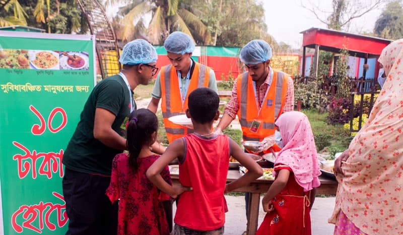 ১০ টাকায় মুরগি-ভাত খাওয়ার হোটেল চালু !
