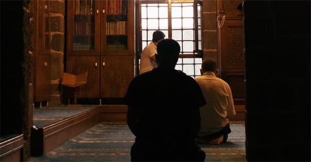 ঘুম ঘুম ভাব নিয়ে নামাজ আদায়ের বিধান