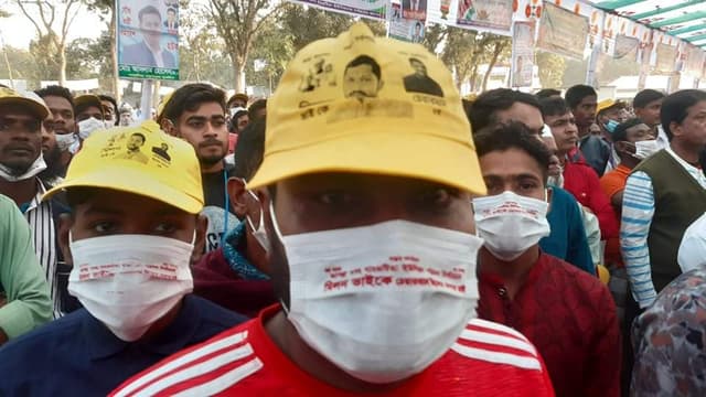 সভায় ৫ হাজার মাষ্ক বিলি করলেন চেয়ারম্যান প্রার্থী মিলন