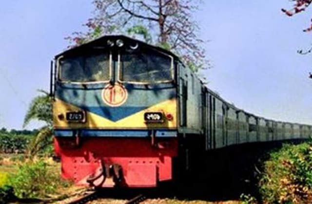৩০ ঘণ্টা  বন্ধ থাকা পর সিলেটের সঙ্গে ট্রেন যোগাযোগ শুরু