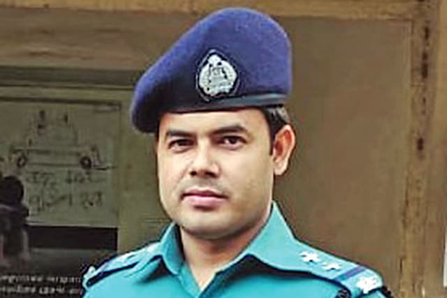 এবার আসামি ধরতে গ্রামে গ্রামে জুতা বিক্রি