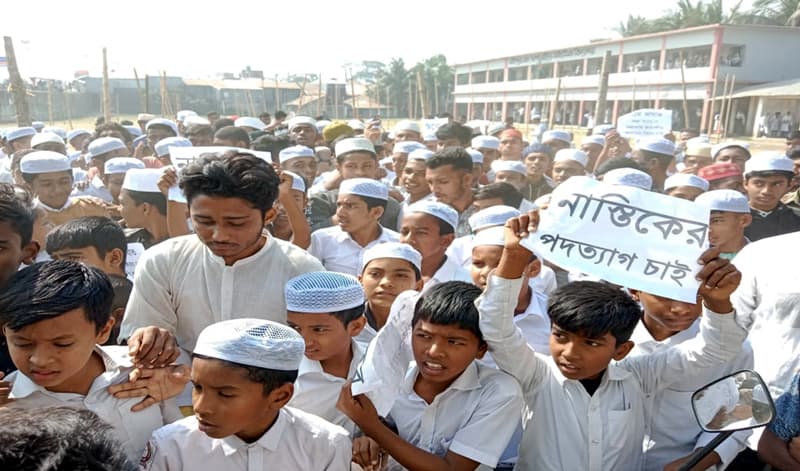 টুপি পরে ক্লাসে আসতে নিষেধ করায় বিক্ষোভ, সভাপতির পদত্যাগের ঘোষণায়