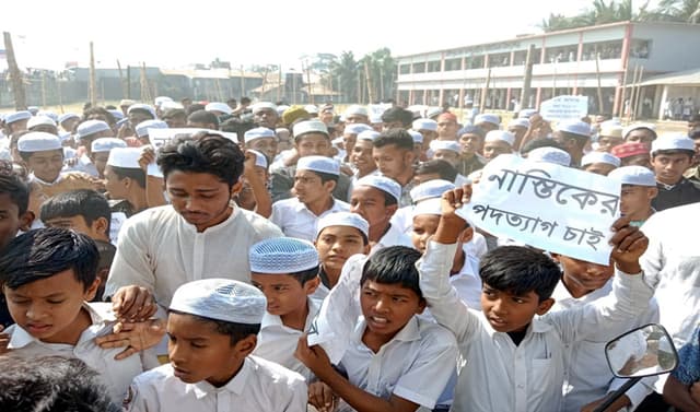 টুপি পরে ক্লাসে আসতে নিষেধ করায় বিক্ষোভ, সভাপতির পদত্যাগের ঘোষণায়
