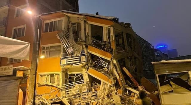 তুরস্কে শক্তিশালী ভূমিকম্প : মৃতের সংখ্যা বেড়ে ১৭৫