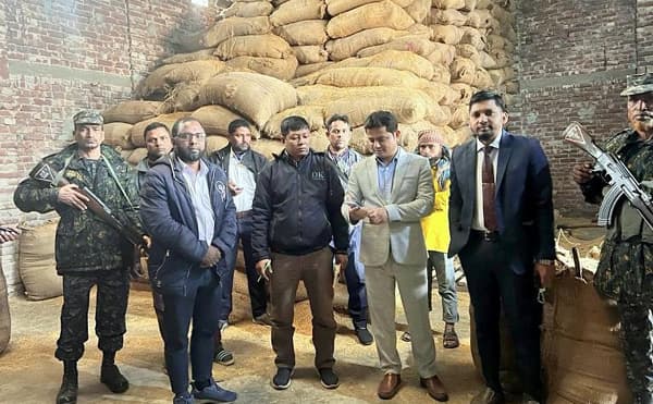 ঠাকুরগাঁওয়ে অবৈধ মজুতদার ও চালকল মালিককে জরিমানা