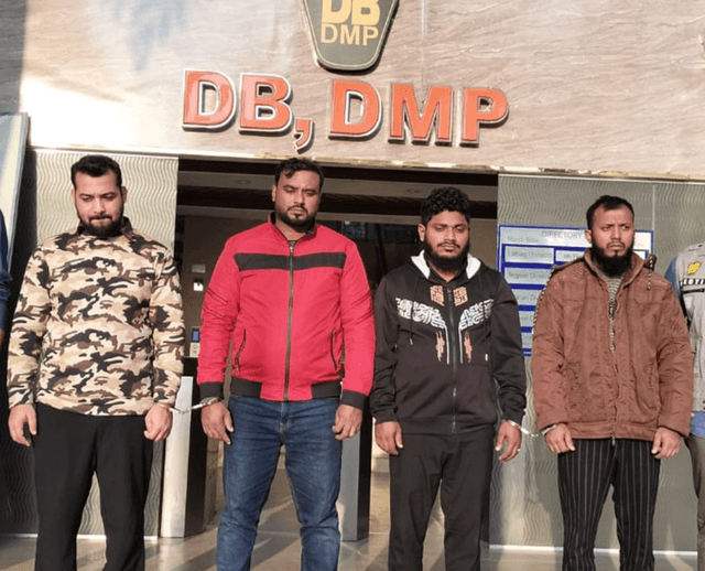 লাখ ডলারে আয়ের লোভনীয় ফাঁদ পেতেছিলেন তারা