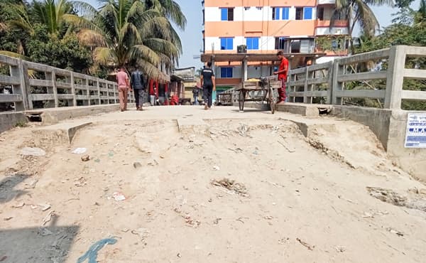 রাজাপুরে সেতু নির্মাণের ৮মাসেও নেই সংযোগ সড়ক, দুর্ভোগ