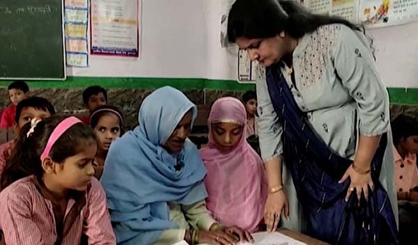 ৯২ বছর বয়সে প্রাথমিকে ভর্তি হলেন সালিমা খান