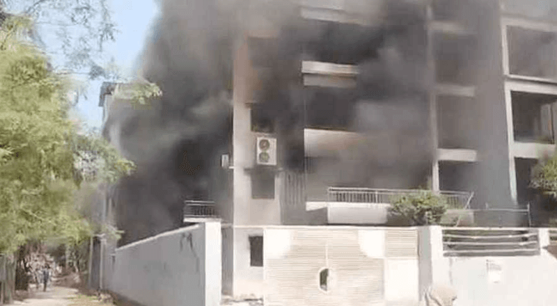 সাবেক প্রতিমন্ত্রী শাহরিয়ার আলমের বাড়িতে হামলা ও অগ্নিসংযোগ