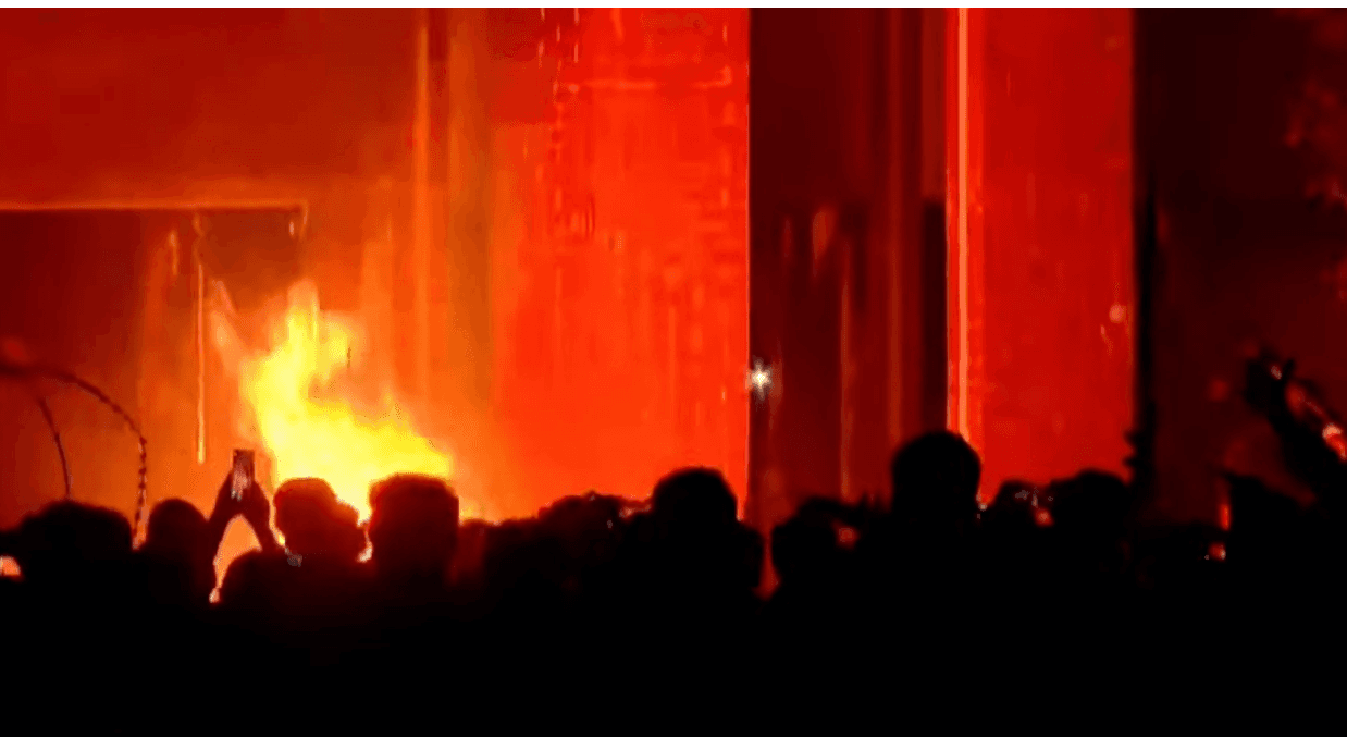 ধানমন্ডিতে বিক্ষোভ, সুধা সদনে আগুন