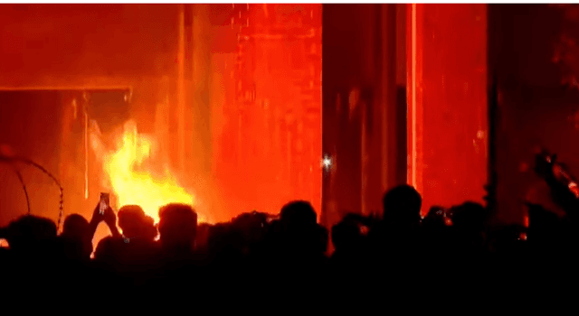 ধানমন্ডিতে বিক্ষোভ, সুধা সদনে আগুন