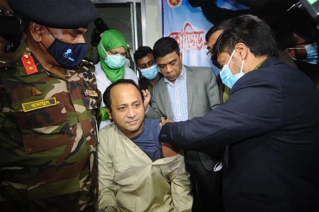 করোনার টিকা নিলেন শিক্ষা উপমন্ত্রী