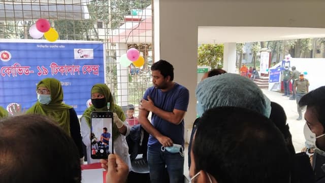 কালিয়াকৈরে করোনার টিকা দেওয়া শুরু