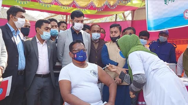 হিলিতে প্রথম করোনা টিকা নিলেন সোহরাফ হোসেন