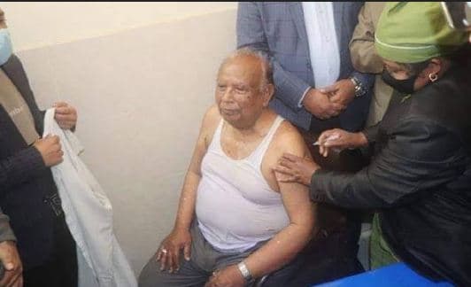 ঠাকুরগাঁওয়ে প্রথম করোনার টিকা নিলেন রমেশ চন্দ্র সেন এমপি