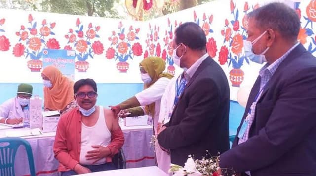 পলাশে করোনার টিকদান কার্যক্রম উদ্বোধন