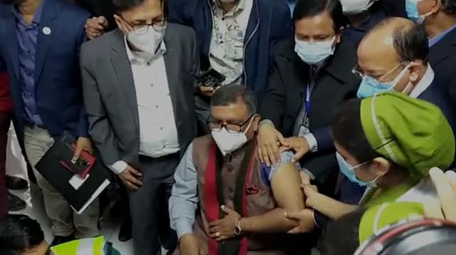 করোনার টিকা নিলেন স্বাস্থ্যমন্ত্রী জাহিদ মালেক