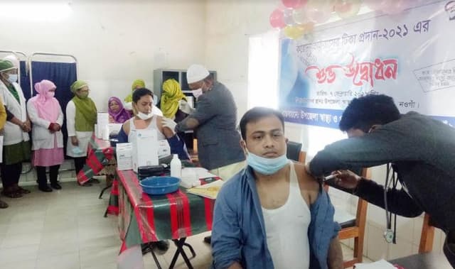 আত্রাইয়ে করোনার টিকাদান কার্যক্রমের উদ্বোধন