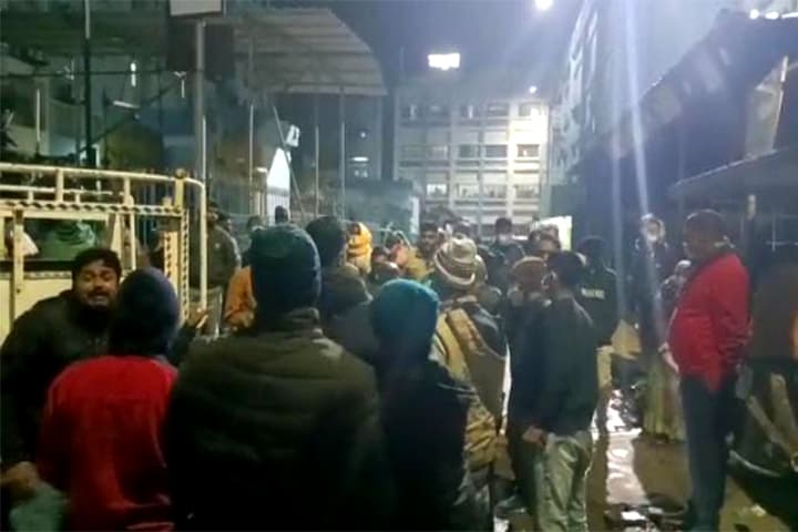 নিয়ন্ত্রণ হারিয়ে বাড়িতে ঢুকল গাড়ি, প্রাণ গেল ৪ জনের