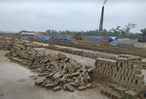 হঠাৎ বৃষ্টিতে গলে গেছে ইট ভাটার কাঁচা ইট মালিকদের ব্যাপক ক্ষতি