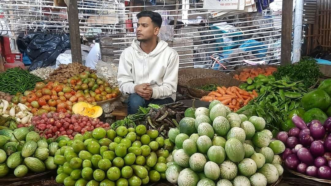 অসময়ে বৃষ্টির কারণে হিলিতে শীতকালীন সবজির দাম বৃদ্ধি পেয়েছে