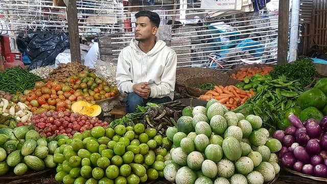 অসময়ে বৃষ্টির কারণে হিলিতে শীতকালীন সবজির দাম বৃদ্ধি পেয়েছে