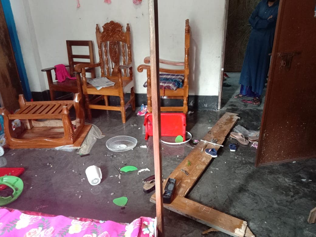 হিজলায় দিনের বেলায় ঘরের দরজা ভেঙ্গে লুটপাট