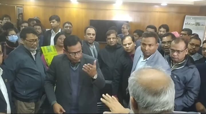 ইবিতে নিয়োগ বোর্ডকে কেন্দ্র করে দিনভর লঙ্কাকাণ্ড