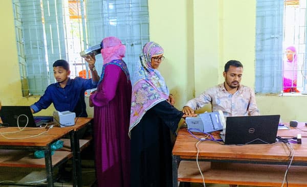 দেবীদ্বারে স্মার্ট কার্ড নিতে এসে স্বর্ণের চেইন খোয়ালেন দুই গৃহবধূ!