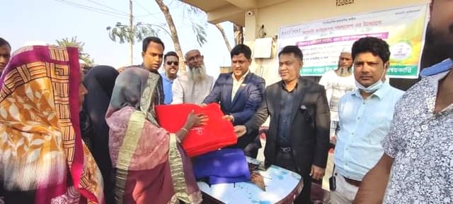 ঘুমধুমে রেডিয়েন্ট গ্রুপের শীতবস্ত্র বিতরণ করলেন উপজেলা চেয়ারম্যান
