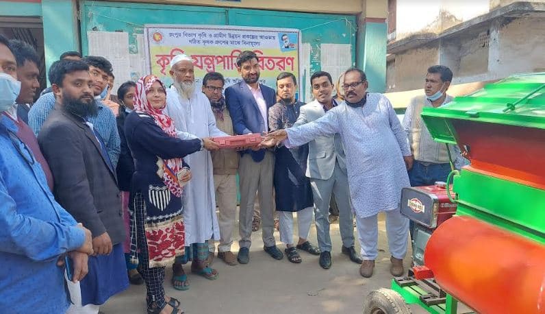 বিনামূল্যে কৃষি যন্ত্রপাতি পাওয়ার থ্রেসার বিতরণ