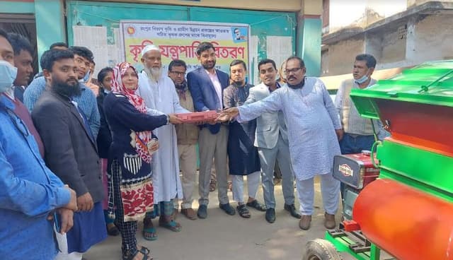 বিনামূল্যে কৃষি যন্ত্রপাতি পাওয়ার থ্রেসার বিতরণ