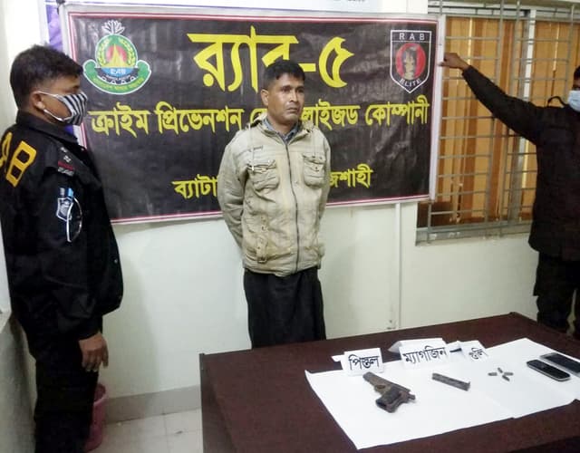 নওগাঁর নিয়ামতপুরে র‌্যাবের অভিযানে বিদেশী অস্ত্রসহ গ্রেফতার ১