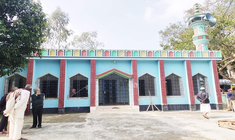 শিশুদের মসজিদে আনতে উপহার চকলেট স্কুলব্যাগ!
