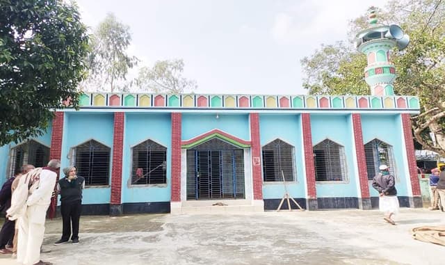 শিশুদের মসজিদে আনতে উপহার চকলেট স্কুলব্যাগ!