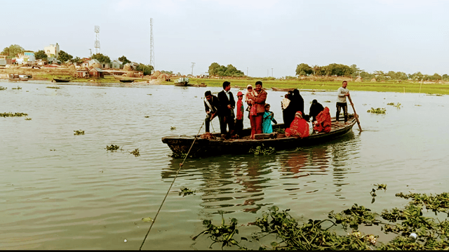 দড়ি টেনে ঝুঁকি নিয়ে নৌকায় নদী পারাপার