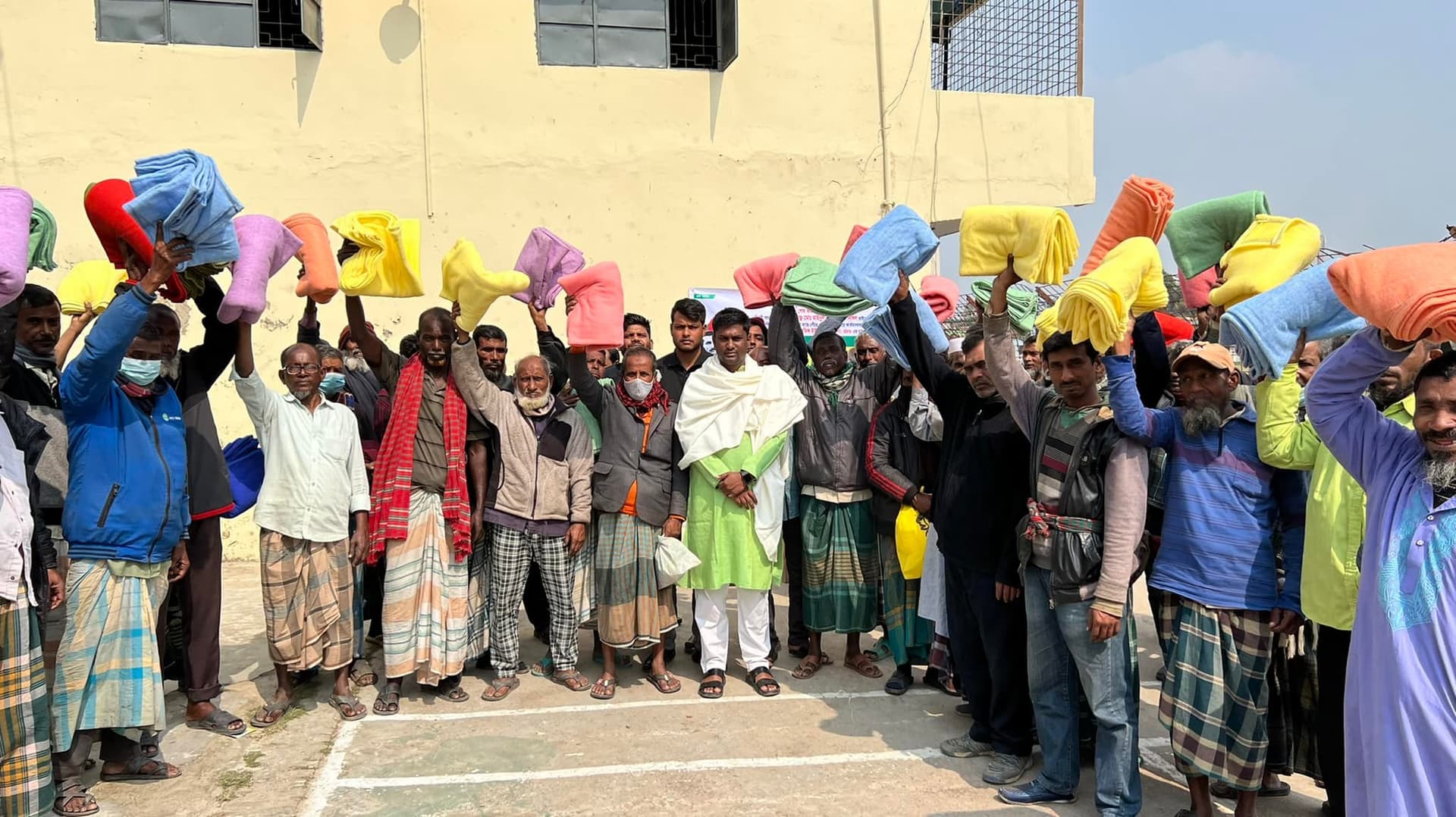 শতাধিক শীতার্তদের মাঝে যুবলীগ নেতার শীতবস্ত্র বিতরণ