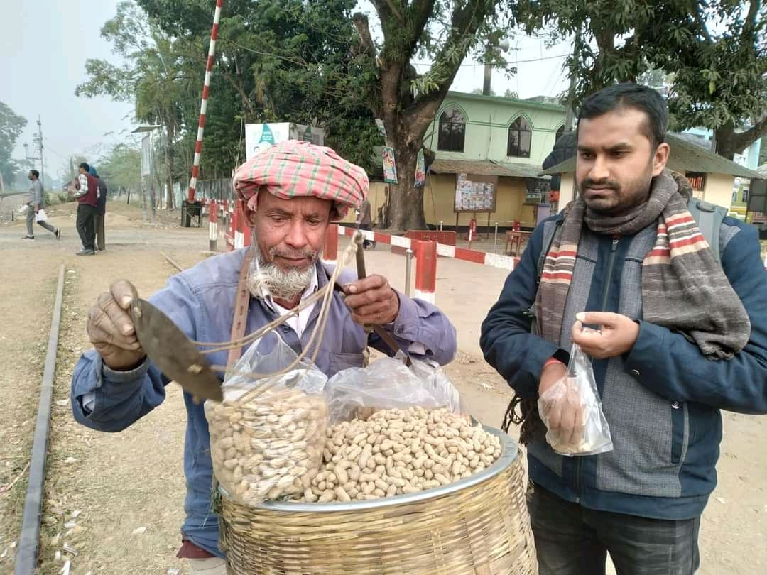 ৩০ বছর ধরে বাদাম বেচে সংসার চলায় হিলির বাবুল মিয়া
