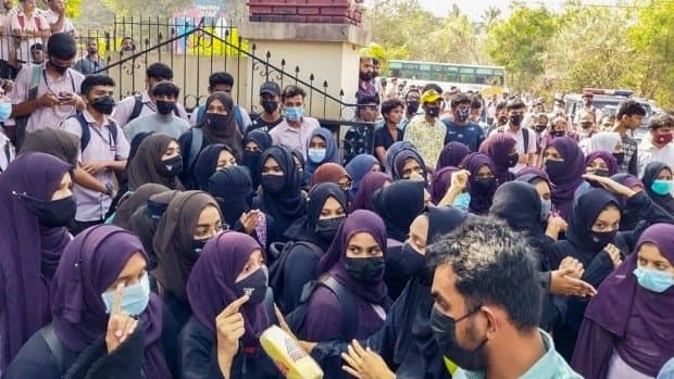 হিজাব বিতর্কে তুমুল উত্তেজনা কর্ণাটকে, স্কুল-কলেজ বন্ধ ঘোষণা