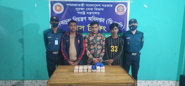 টেকনাফে ৪০ হাজার ইয়াবাসহ চারজন গ্রেফতার, পলাতক ১