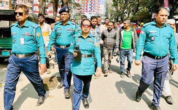 বরিশালে ফুটপাত অবৈধ দখলমুক্ত করতে ট্রাফিক বিভাগের অভিযান