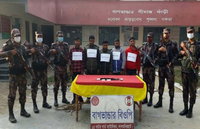 সীমান্ত দিয়ে অবৈধভাবে প্রবেশকালে ভূরুঙ্গামারীতে ৫ জন আটক
