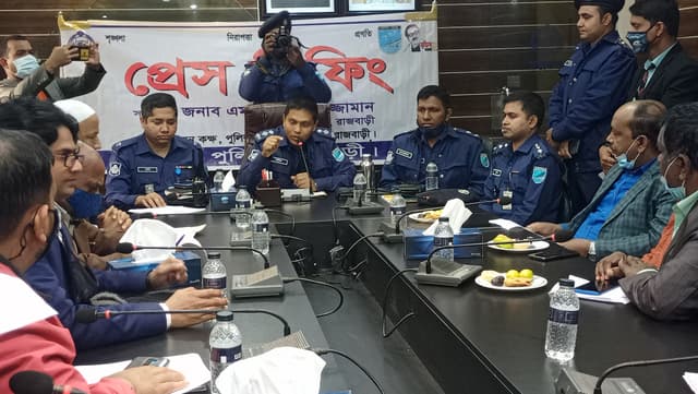 চেতনানাশক ঔষুধ চায়ের সাথে মিশিয়ে ইজিবাইক ছিনতাই করে ওরা