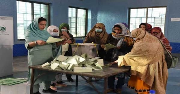 পাকিস্তানে ১২৫ আসনে এগিয়ে ইমরানের পিটিআই সমর্থিতরা