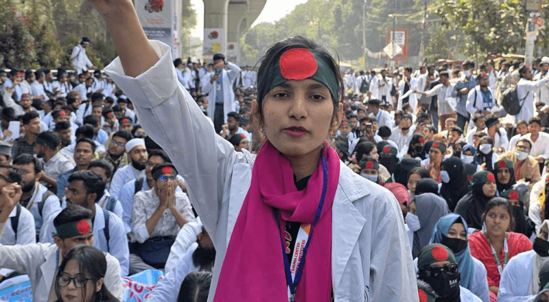 শাহবাগ অবরোধে ম্যাটস শিক্ষার্থীরা, চার দফা দাবি