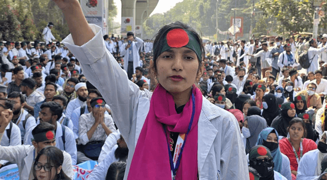 শাহবাগ অবরোধে ম্যাটস শিক্ষার্থীরা, চার দফা দাবি