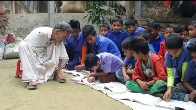 দুই হাত ছাড়াই কাজ করে সংসার চলে জগন্নাথ শীলের
