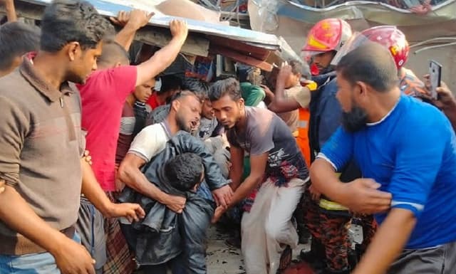 ঝিনাইদহের বারোবাজারে বাস-ট্রাক সংঘর্ষে নিহত ৯