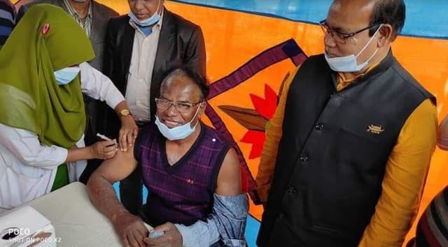 লালপুরে এমপি ও চেয়ারম্যানসহ করোনা টিকা নিলেন ২৯৫ জন
