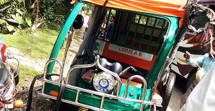 টেকনাফে যাত্রাবাহী মিনিবাসের চাপায় অটোরিকশার ৪ যাত্রী নিহত